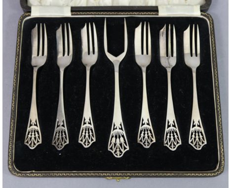A set of six George V silver cake forks &amp; matching serving fork with pierced stylised floral terminals; Birmingham 1943, 
