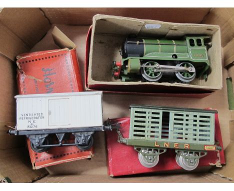 A Hornby 'O' Gauge Clockwork 0-4-0 Tank Locomotive, No 501 (reversing) green/black livery R/No 1842, missing key, untested, t