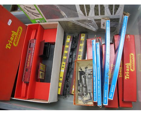 A Quantity of Triang 'OO' Gauge Model Railway Items, to include R.29 Mainline composite coach, R.118 bogie well wagon, R.323 