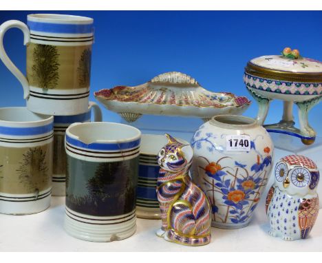 A COLLECTION OF MISCELLANEOUS CERAMICS, TO INCLUDE: FOUR MOCHA WARE PINT MUGS, A DERBY CAT, A FLORAL PEN TRAY AND A MEISSEN I