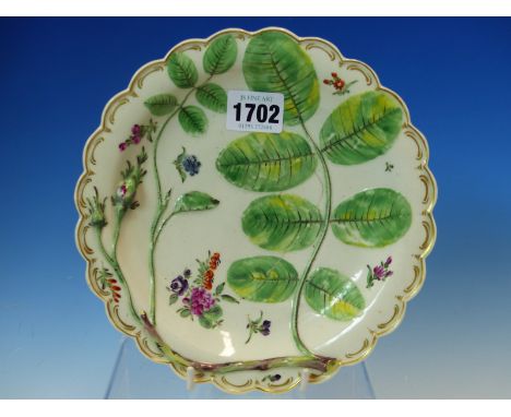 A LATE 18th C. WORCESTER BLIND EARL PATTERN PLATE WITH RAISED DECORATION OF A ROSE BUD AND LEAVES.   Dia. 20cms.