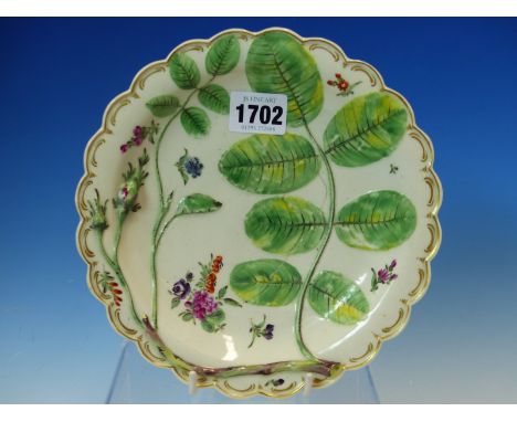 A LATE 18th C. WORCESTER BLIND EARL PATTERN PLATE WITH RAISED DECORATION OF A ROSE BUD AND LEAVES.   Dia. 20cms.