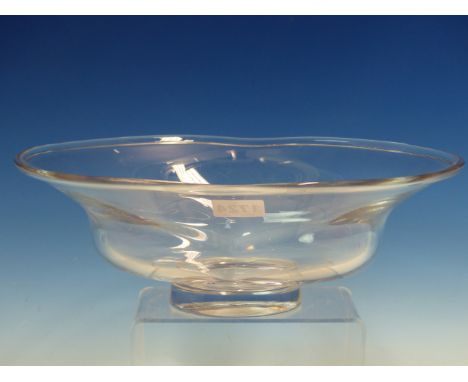 AN 1981 ORREFORS CLEAR GLASS BOWL DESIGNED BY SIMON GATE, THE SHAPED OVAL RIM ROLLED OVER TO FORM A RIB, THE FOOT CIRCULAR.  