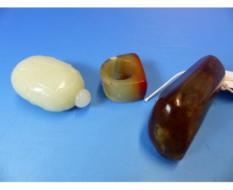 A PALE GREEN HARDSTONE SNUFF BOTTLE CARVED AS A FRUIT WITH FOLIAGE ON ITS SIDES.   H 6.5cms. A BROWN TOPPED GREY AGATE ARCHER