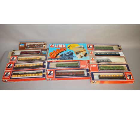 O Gauge. A boxed Lima 'Giant' Train Set containing an 0-6-0 Locomotive, Tender, three Wagons and track, appears G/G+ in F/G b