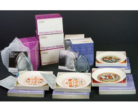 Group of boxed Wedgwood glass and ceramics to include 5 boxed glass 1970s Christmas paperweights (each year from 1975 to 1979
