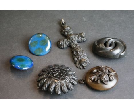 A small collection of antique jewellery to include a bog oak crucifix pendant, a jet brooch and two Barum enamel on ceramic b