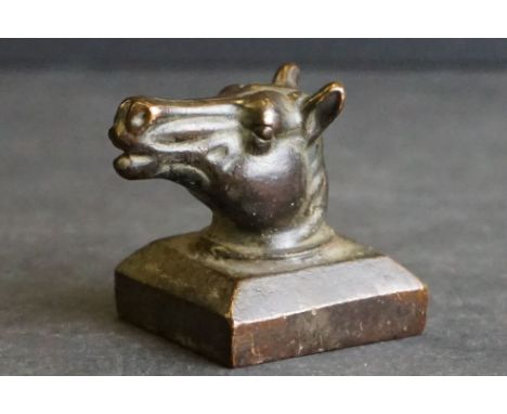 Chinese bronze seal in the form of a horse's head, height approx. 4cm 