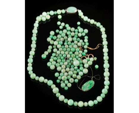 A jade bead single-string necklace: the beads graduated from 5.5mm diameter to 9.5mm diameter and on oval single-stone clasp,