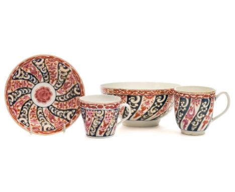 Four pieces of First Period Worcester 'Queen Charlotte' pattern porcelain: comprising a slop bowl, pseudo seal mark, 15 cm di
