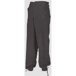 Skihose des NSKK Schwarzer Trikotstoff mit schwarzen Kunststoffknöpfen. Erhöhte Hinterhose zum