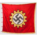 Fahne und Fahnenspitze der Deutschen Arbeitsfront (DAF) für NS-Musterbetriebe Rote Fahnenseide mit