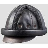 Sturzhelm Korpus mit schwarzem Leder bezogen, lederner Vorderschirm, gepolsterte Wülste,