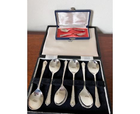 CASED SET OF SIX SILVER FRUIT SPOONS, WALKER &amp; HALL, PLUS SPOON AND FORK STAMPED SILVER, TOTAL WEIGHT APPROX 170g

 