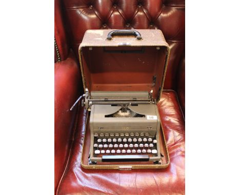 Vintage Royal Typewriter in case 