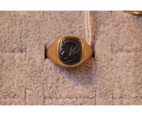 Gents 9ct Gold Signet ring with inset Onyx engraved 7g total weight 