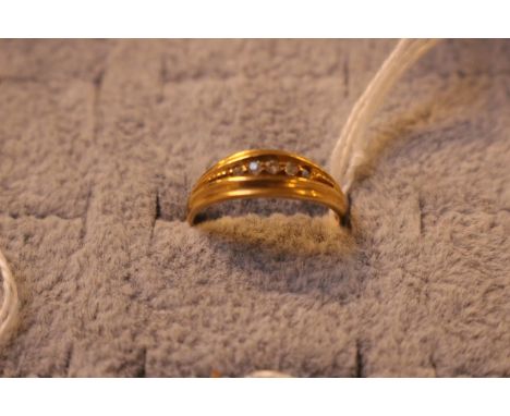 18ct Gold Diamond set Ladies ring 2.5g total weight 