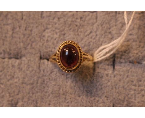 9ct Gold Cabochon set ring 2.5g total weight 
