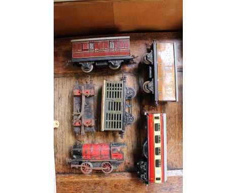 Hornby Wind up locomotive and assorted carriages 