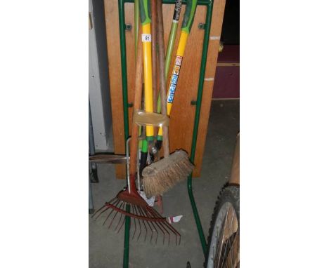 A quantity of garden tools. (collect only)