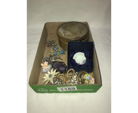 A mixed lot of vintage brooches including enamel etc.