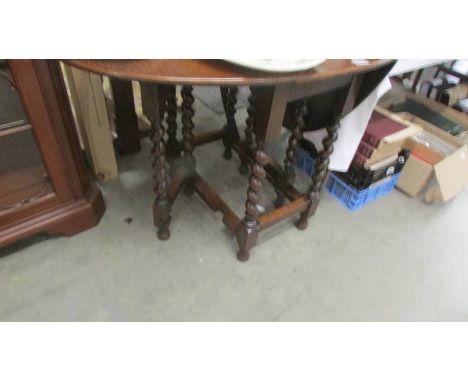 An oak gate leg table. (collect only)