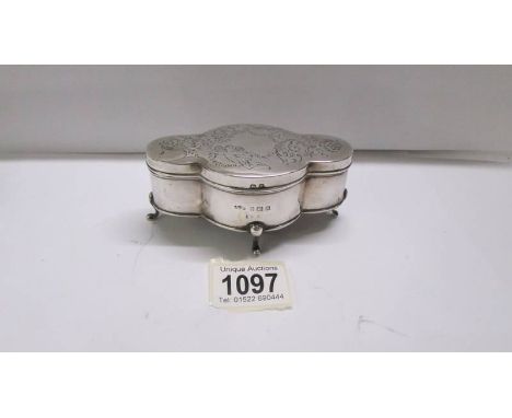 A silver trinket box on four legs, Birmingham, 1912.