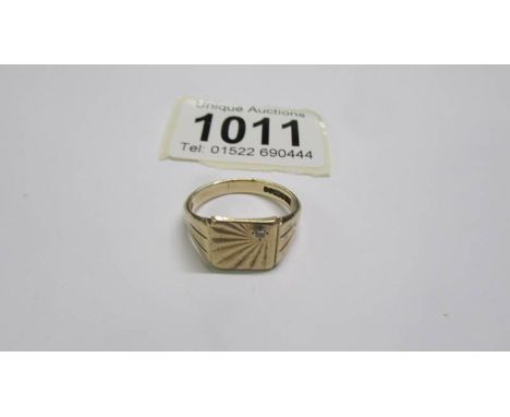 A 9ct gold signet ring, size T. 5.5 grams.