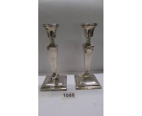 A pair of silver candlesticks, 18 cm tall.
