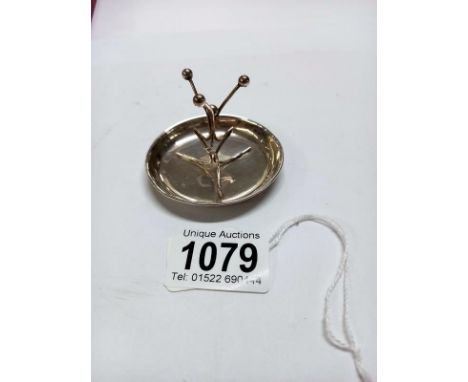 A silver ring stand, 18 grams.