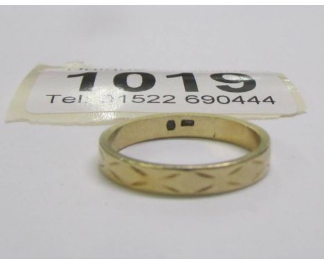 An 18ct gold wedding ring, size M, 2.6 grams.