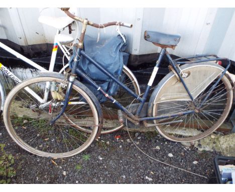 A ladies vintage Vendex push bike