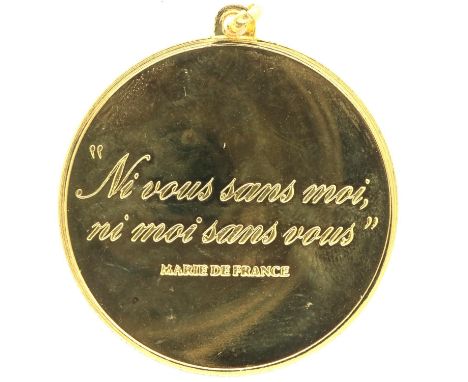 18ct gold Love Token, inscribed Ni Vous Sans Moi, Ni Moi Sans Vous, D: 32 mm, 15.2g. P&amp;P Group 1 (£14+VAT for the first l