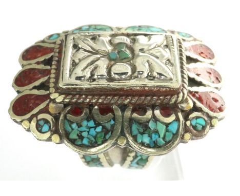 White metal Navajo style stone set ring, size P, H: 35 mm. P&amp;P Group 1 (£14+VAT for the first lot and £1+VAT for subseque