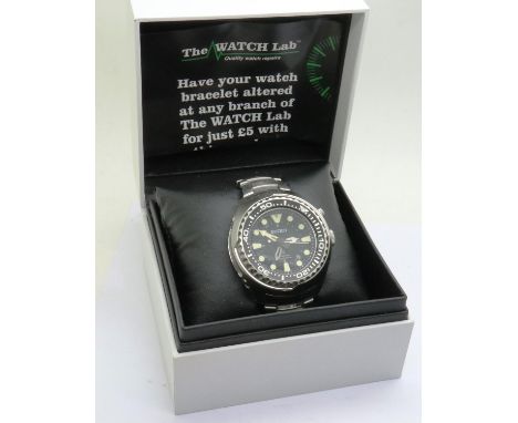 Seiko: gents kinetic 200m Divers wristwatch, steel cased and on a steel bracelet with deployment clasp, boxed with instructio