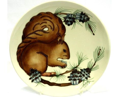 Moorcroft limited edition red squirrel plate, D: 21 cm, 251/500 1995, no cracks or chips. P&amp;P Group 2 (£18+VAT for the fi