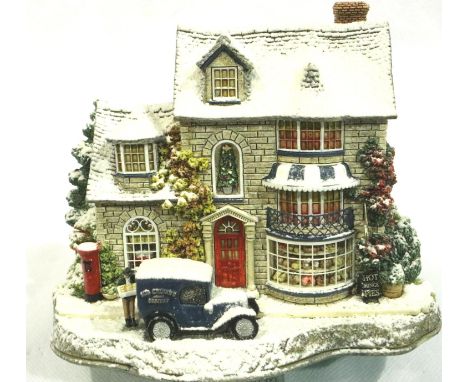 Boxed Lilliput Lane Christmas Cake with deeds, no cracks or chips, 10 x 14 cm. P&amp;P Group 2 (£18+VAT for the first lot and