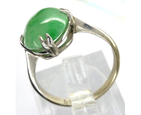 9ct white gold jade set ring, size K/L, 2.1g. P&amp;P Group 1 (£14+VAT for the first lot and £1+VAT for subsequent lots) 