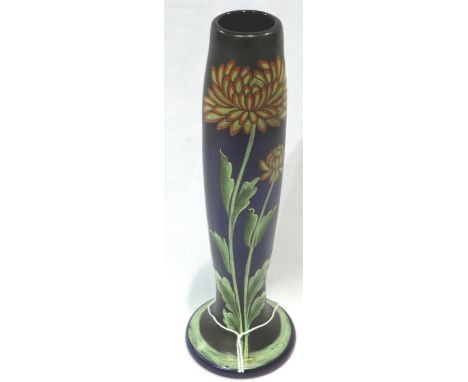 German bud vase with Chrysanthemum design, H: 21 cm, some wear to paint but otherwise good, no chips or cracks. P&amp;P Group