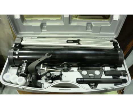 Cased reflector telescope focal length 70 mm and aperture 76 mm. P&amp;P Group 2 (£18+VAT for the first lot and £3+VAT for su