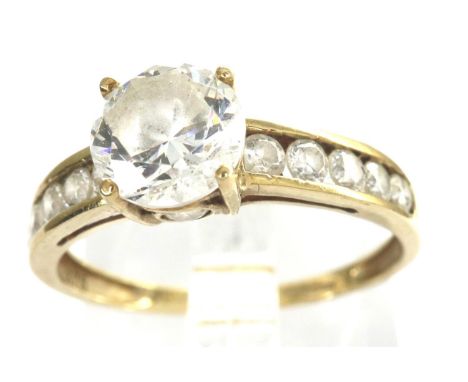 9ct gold ring set with CZ stones, size N, 1.6g. P&amp;P Group 1 (£14+VAT for the first lot and £1+VAT for subsequent lots) 