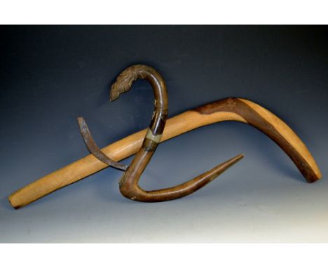 Tribal Art - an Australian Aboriginal hunting boomerang, two-tone hardwood, 71cm long; a Polynesian throwing weapon, 31cm wid