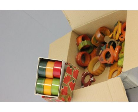 Mixed lot of vintage coloured Bakerlite napkin rings including animal