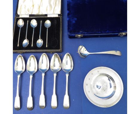 A set of five George III hallmarked silver fiddle pattern teaspoons, each engraved with the monogram 'MP', London assay marks