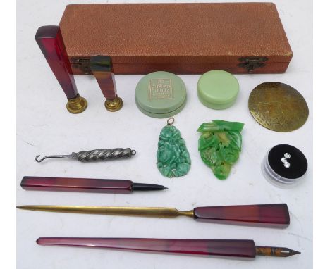 A polished hardstone-style handled desk set comprising two unengraved seals, a letter opener, a fountain pen, one further etc