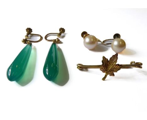 A small yellow-metal brooch (marked 10K) centrally set with a maple leaf, together with a pair of club-shaped jade-coloured d