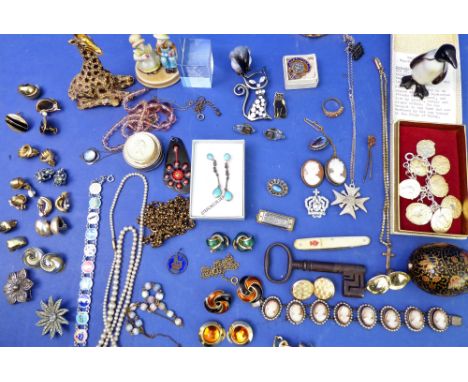 A mixed lot of costume jewellery, collectables, bijouterie and similar to include a single string of pearls with a yellow gol