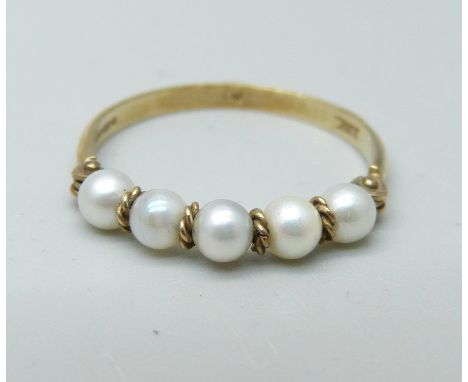 A 9ct gold and pearl ring, 1g, L 