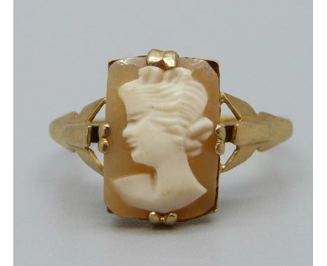 A 9ct gold cameo ring, 2.1g, Q 