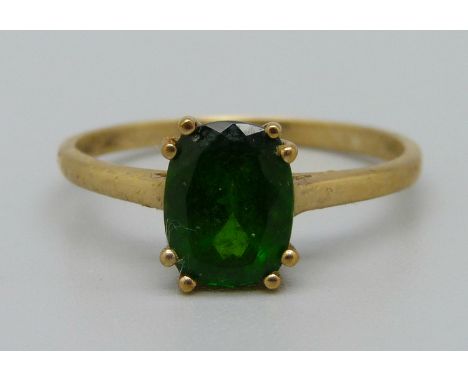 A 9ct gold ring set with a green stone, 2.1g, U 